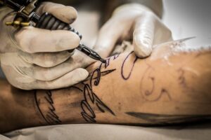 Studia tatuażu z najmodniejszymi projektami dla mężczyzn