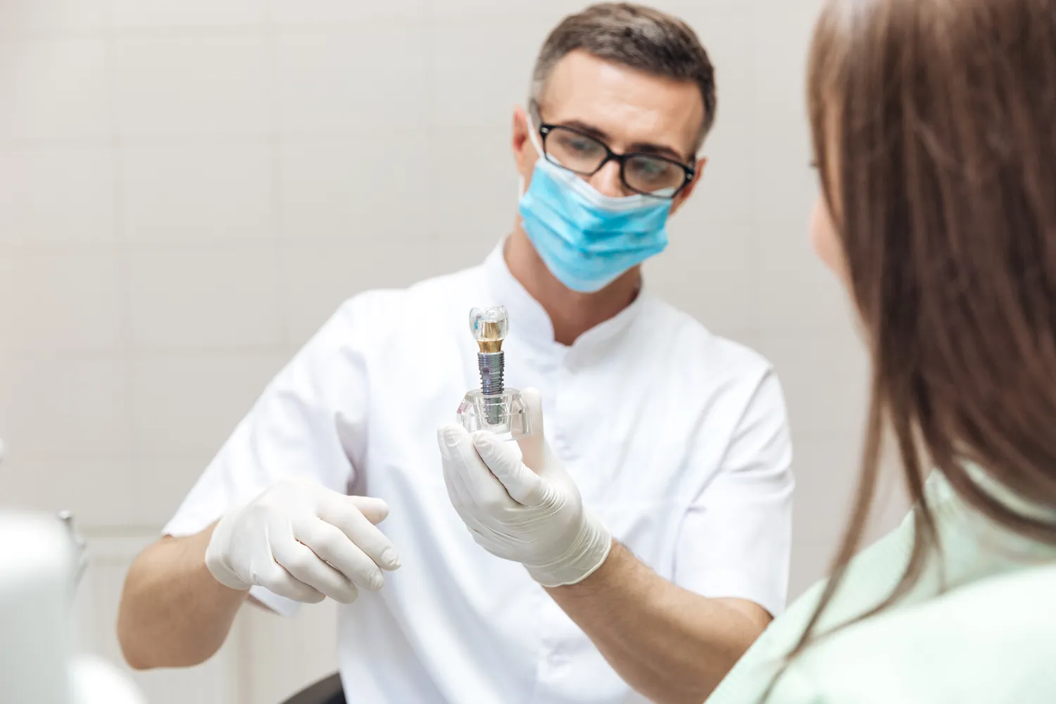 Co należy wiedzieć przed wyborem implantu zęba?