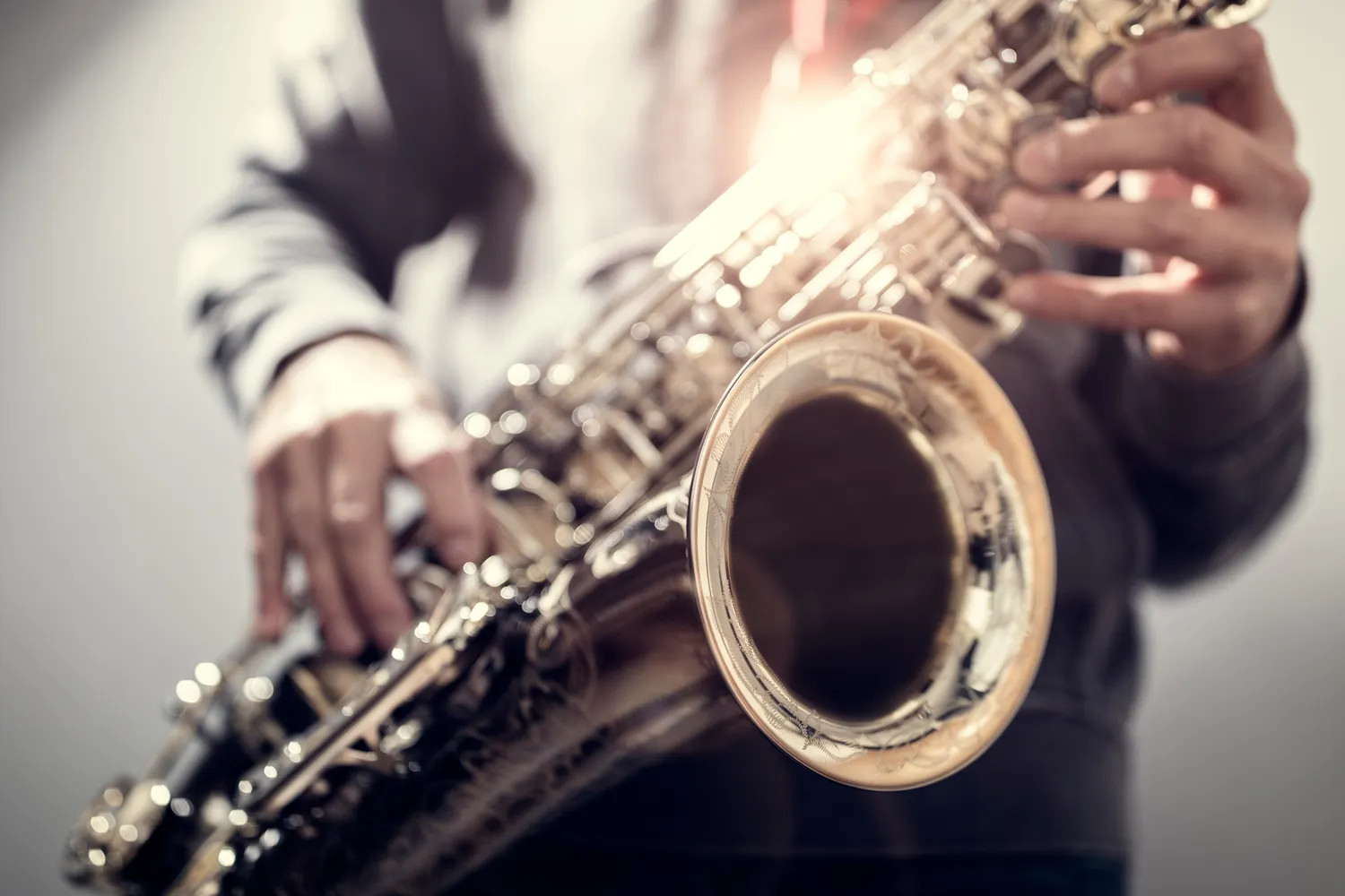 Ile waży saksofon tenorowy?